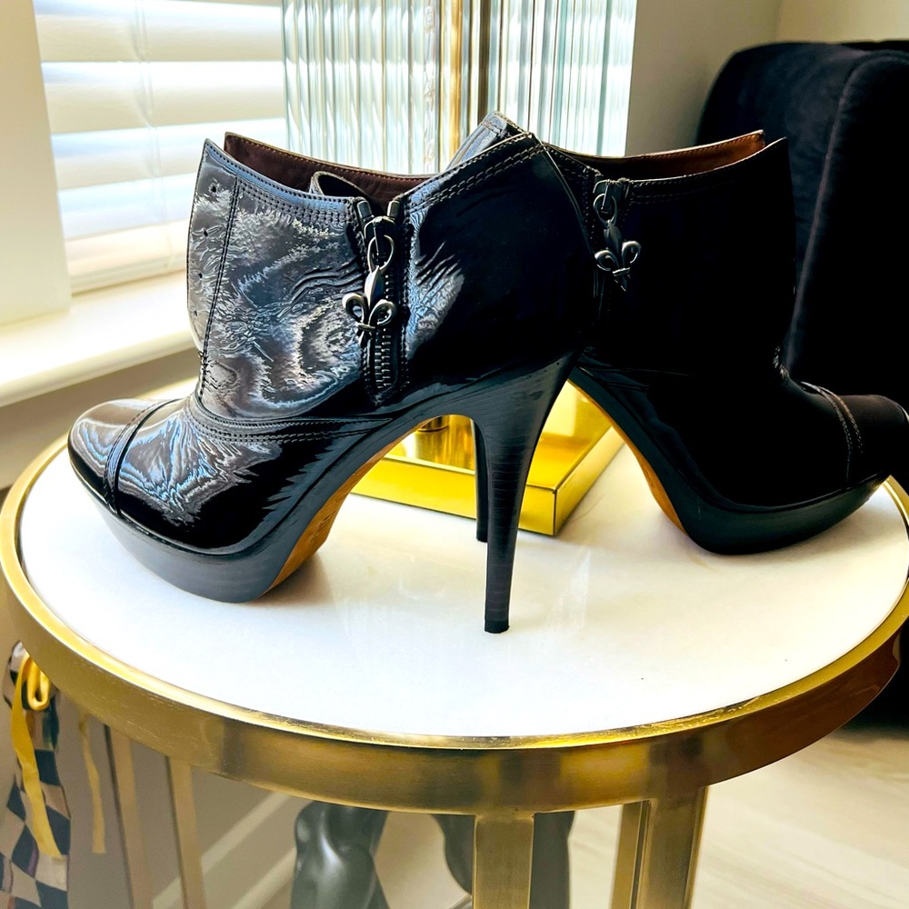 Donald J Pliner, chocolate never look sweeter! No laces Shootie